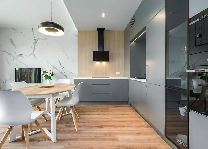 Komfortowy Apartament Z Ogrodkiem 포즈난